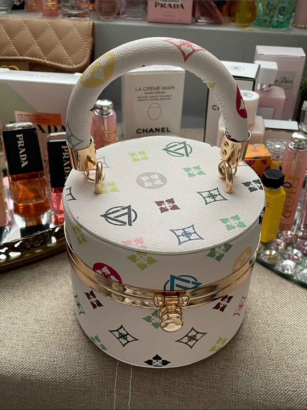 ✨White Patterned Round Top-Handle Crossbody Bag with Gold Trim✨